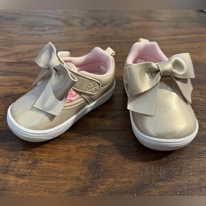 Stride Rite 360 Gold Shimmer Bow Sneakers for little girl Sz 4 toddler